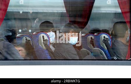 Un groupe de personnes considérées comme des migrants sont chassées du complexe de la Force frontalière à Douvres, Kent, suite à un incident de petit bateau dans la Manche. Date de la photo : mardi 11 juillet 2023. Banque D'Images