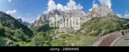 Vue panoramique sur les Picos de Europa, ou sommets d'Europe, une chaîne de montagnes s'étendant sur environ 20 km, faisant partie des montagnes Cantabriques dans le Nor Banque D'Images