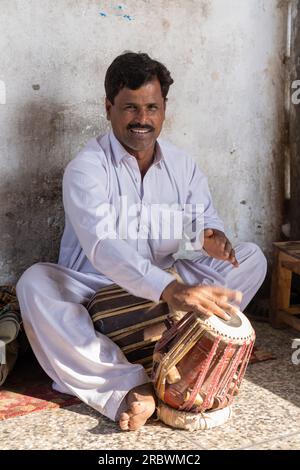 Multan, Punjab, Pakistan - 11 12 2019 : musicien jouant du tambour traditionnel de tabla dans le mausolée soufi shamsuddin sabzwari Banque D'Images