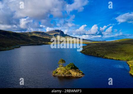 Royaume-Uni, Écosse, île de Skye, Old Man of Storr et Loch Fada Banque D'Images