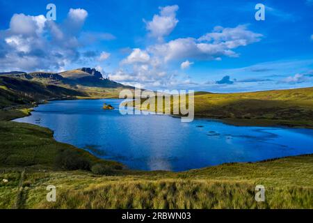 Royaume-Uni, Écosse, île de Skye, Old Man of Storr et Loch Fada Banque D'Images