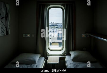 ROTTERDAM - Une chambre sur le bateau de croisière maritime Silja Europe dans le Merwehaven. Le navire sera un lieu de transfert temporaire pour les titulaires du statut. Il y a de la place sur le bateau pour un millier de titulaires de statut qui doivent venir vivre à Rotterdam. ANP REMKO DE WAAL netherlands Out - belgique Out Banque D'Images