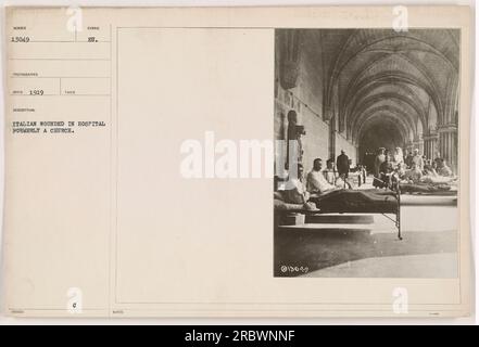 Soldats blessés italiens soignés dans un hôpital de fortune installé dans un bâtiment qui était autrefois une église. Cette photographie, étiquetée 13049, a été prise en 1919, peu après la fin de la première Guerre mondiale Banque D'Images