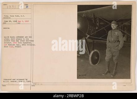 Major Raoul Lufberry et son avion, 94e escadron Aero, 1e camp de poursuite, 26e division. Cette photographie a été prise près de Toul, en France, le 28 juin 1918. Le major Lufberry avait plus d'avions à son actif que tout autre aviateur américain. Il a été censuré et publié par le censeur du M.I.B. le 2 juillet 1918.' Banque D'Images