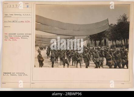 Le sergent Leon Caverly, membre de l'U.S.M.C. est photographié revenant des tranchées, en passant par Sommeeue, France, le 11 mai 1918. La photographie a été prise par le photographe E. elle a été censurée et publiée par le M.I.B. Censurer le 2 juillet 1918. La photo est numérotée 13394 et appartient à la série des activités militaires américaines pendant la première Guerre mondiale. Banque D'Images