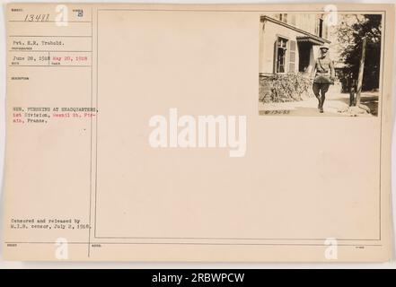 Cette photographie a été prise le 28 juin 1918, au quartier général de la 1e Division à Mesnil St. Firmin, France. L'image montre le général Pershing au commandement de la division. La photographie a été censurée et publiée par le censeur du M.I.B. le 2 juillet 1918. P.V. E.R. Trabold est également présent dans l'image. Banque D'Images