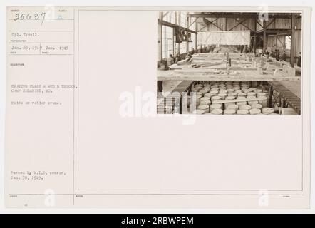 Le caporal Tysell prend un cours de mise en caisse pour les camions A et B au Camp Holabird, MD. La photo montre Skida sur une grue à rouleaux. Cette photo a été prise le 29 janvier 1919 et a passé le censeur du M.I.D. le 30 janvier 1919. Banque D'Images