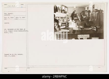 La photographie montre le soldat Tyrell capturant une image du lieutenant Delhauer à son bureau aux États-Unis Quartier général du corps des signaux à Washington, D.C. La photo a été prise le 6 février 1919 et approuvée par le censeur du M.I.D. le 17 février 1919. LT.DELHAUER est un officiel américain. Banque D'Images