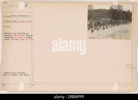 Légende : « des soldats des compagnies A, B et C du 1e corps de signal de divisionnement participent aux services de la fête des mères au cimetière de Bonvillers en France, le 12 mai 1918. Cette image, prise par le soldat E. R. Trabold, S.C., a été approuvée et publiée par la censure du Bureau du renseignement militaire le 28 juin 1918.' Banque D'Images