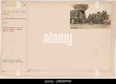 Sergent Leon Caverly des États-Unis Marine corps est vu à Souilly, France le 10 mai 1918. La photographie le montre en train de charger des fournitures pour le front pendant la première Guerre mondiale. L'image a été censurée et publiée par la branche du renseignement militaire le 2 juillet 1918. Banque D'Images