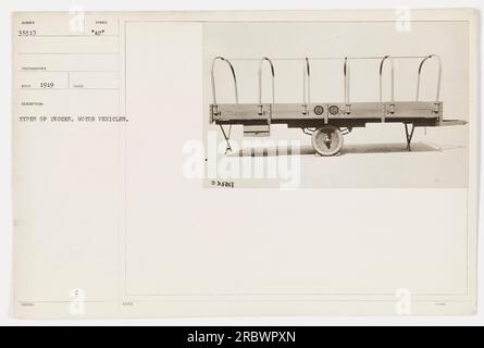 Soldats américains debout à côté d'un convoi de camions pendant la première Guerre mondiale La photo a été prise en 1919 par le photographe Red. L'image capture plusieurs types de camions militaires et de véhicules automobiles utilisés pendant la guerre. Les soldats semblent inspecter ou préparer les véhicules en vue de leur utilisation. Banque D'Images