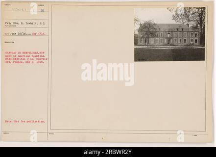 Le soldat Edward R. Trabold du signal corps (S.C.) est photographié sur cette photographie, prise le 4 mai 1918 au Château de Bonvillers, qui a été utilisé comme hôpital américain. Trabold était stationné à l'hôpital de base #12 à Bonvillers, en France. Veuillez noter que cette image n'était pas destinée à la publication. Banque D'Images