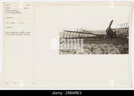 Un avion prenant feu peu après le décollage à l'école de pilotage de Rich Field, Texas. Cette photographie a été prise en 1918 et est numérotée 35147 dans la collection des activités militaires américaines pendant la première Guerre mondiale Banque D'Images