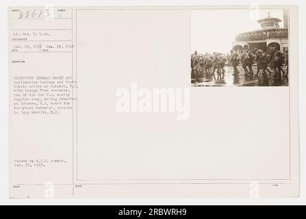 Les troupes d'outre-mer arrivent à Hoboken, NJ, à bord du transport General Grant et des cuirassés Montana et Dakota du Sud. Les soldats, en grande partie du 2nd F.A. de l'armée régulière, débarquent à Hoboken et montent à bord du ferry Scranton, se dirigeant vers le camp Merritt, New Jersey Date de la photographie : 18 janvier 1919. Approbation du censeur M.I.D. reçue le 30 janvier 1919. Banque D'Images