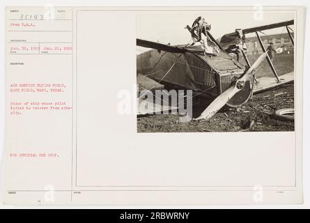 La photographie montre les ruines d'un avion à Sunter Air Service Flying Field, Rich Field à Waco, Texas. Le pilote n'a pas pu se remettre d'un dérapage latéral, ce qui a entraîné la destruction de l'aéronef. Cette image a été prise le 22 janvier 1919 par un photographe de D.M.A. et la légende est réservée à un usage officiel. Banque D'Images