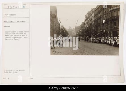 Une scène de rue à Metz, France lors d'une célébration en l'honneur du président Poincaré et de M. Georges Clemenceau. La photo a été prise le 8 décembre 1918 par le soldat Gibbons et publiée par le censeur de l'AEF. La photo montre une ambiance festive, mais plus de détails ne sont pas disponibles. Banque D'Images