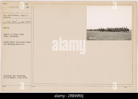 LT. E.N. Jackson du signal corps est vu sur cette photographie prise par Munica Reco le 18 juin 1918 à l'école de feu de fort Sill, Oklahoma. L'image montre une unité d'artillerie de campagne de 1880 se préparant pour leur entraînement matinal. La photographie a été censurée et publiée par le censeur du M.I.B. le 3 juillet 1918. Banque D'Images