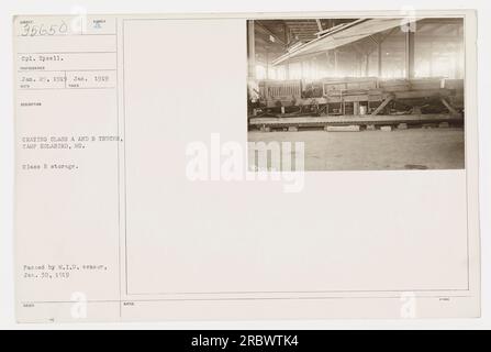 Le caporal Tysell inspecte des camions de classe A et B au camp Holabird, dans le Maryland, en janvier 1919. Cette photographie, numérotée 35650, a été prise le 29 janvier et reçue en janvier 1919. Les camions sont en cours de préparation pour le stockage dans la zone de classe B. L'image a été approuvée par le censeur du M.I.D. le 30 janvier avec une note de $56.50. Banque D'Images