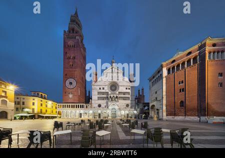 Cremona, Italie - panorama de la Piazza del Comune avec la cathédrale et le célèbre clocher Torrazzo la plus haute tour pré-moderne en Italie. Banque D'Images