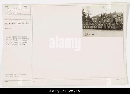 Les foules bordent le boulevard des champs-Elysées à Paris, en France, en attendant l'arrivée du roi Emanuel, roi d'Italie. Cette photographie a été prise le 19 décembre 1918, pendant la première Guerre mondiale L'image a été publiée par le censeur de l'AEF, et la date exacte de sortie est inconnue. Banque D'Images
