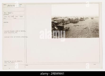 Le caporal Tysell travaille à la mise en caisse de camions de classe A et B au Camp Holabird, MD, en janvier 1919. La photographie montre une vue des camions debout à l'extérieur. Il a été adopté par le censeur du M.I.D. le 30 janvier 1919. Aucune note supplémentaire n'est fournie. Banque D'Images