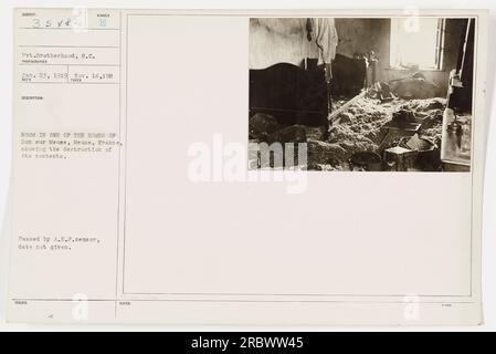 Cette photographie montre une chambre dans l'une des maisons de Dun sur Meuse, Meuse, France pendant la première Guerre mondiale. L'image met en évidence la destruction du contenu de la salle, probablement causée par les activités militaires. La photographie a été prise le 23 janvier 1919 et reçue le 14 novembre 198. Banque D'Images