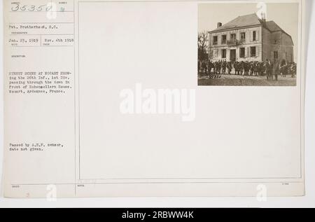 Des soldats du 26e régiment d'infanterie, 1e division sont vus traversant les rues de Nouart, Ardennes, France. La photographie a été prise le 4 novembre 1918 et montre les soldats marchant devant la maison Hohenzollern. Cette image faisait partie de la collection de l'American Expeditionary Forces et a été approuvée par le censeur avant d'être diffusée. Banque D'Images