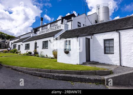 Craighouse, Royaume-Uni. 11 juillet 2023. Photo : la distillerie Jura à Craighouse sur l'île du Jura dans les Hébrides intérieures. Whyte et Mackay exploitent la distillerie. Crédit : Rich Dyson/Alamy Live News Banque D'Images