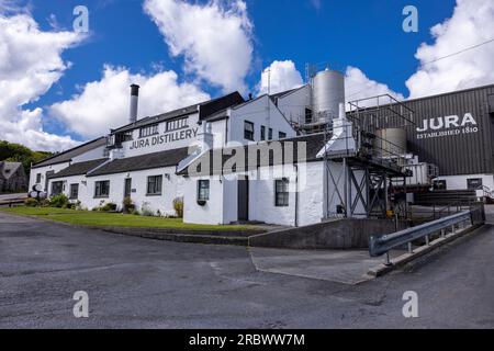 Craighouse, Royaume-Uni. 11 juillet 2023. Photo : la distillerie Jura à Craighouse sur l'île du Jura dans les Hébrides intérieures. Whyte et Mackay exploitent la distillerie. Crédit : Rich Dyson/Alamy Live News Banque D'Images