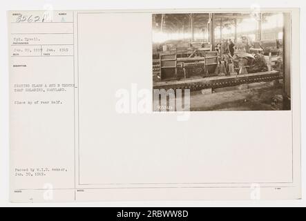 Le caporal Tysell se tient aux côtés de camions de classe A et B emballés au Camp Holabird, Maryland. La photographie a été prise le 29 janvier 1919 et reçue le 30 janvier 1919. Le gros plan capture la moitié arrière des camions. Il a été approuvé par le censeur du M.I.D. avant d'être émis. Photo d'identité : 9035628. Banque D'Images