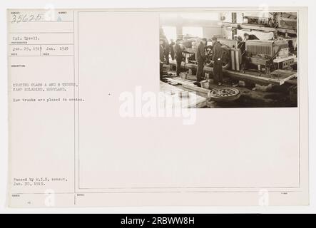 Le caporal Tysell suit un cours de mise en caisse au camp Holabird, dans le Maryland, en janvier 1919. La photo montre comment les camions sont placés dans des caisses. Cette image a été examinée et approuvée par le censeur du M.I.D. le 30 janvier 1919. Banque D'Images