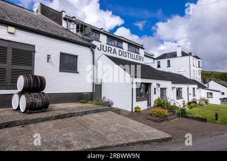 Craighouse, Royaume-Uni. 11 juillet 2023. Photo : la distillerie Jura à Craighouse sur l'île du Jura dans les Hébrides intérieures. Whyte et Mackay exploitent la distillerie. Crédit : Rich Dyson/Alamy Live News Banque D'Images