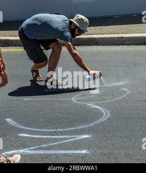 Jérusalem, Israël. 11 juillet 2023. Un manifestant écrivant des graffitis sur la route qui dit en hébreu : révolte! Crédit : Yoram Biberman/Alamy Live News. Banque D'Images