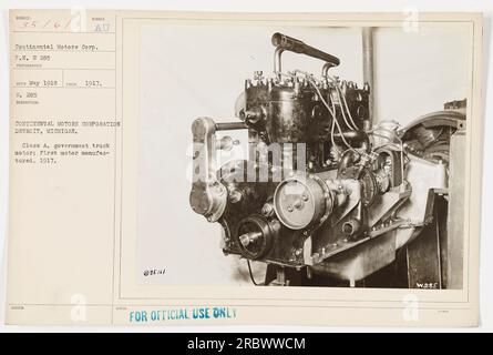 L'image montre des soldats travaillant sur un moteur de camion Continental Motors Corp. à la Continental Motors Corporation à Detroit, Michigan, en 1917. Le moteur est classé comme un moteur de camion gouvernemental de classe A et a été le premier moteur fabriqué par la société. La photographie a été prise en 1917 et reçue en mai 1918. Banque D'Images