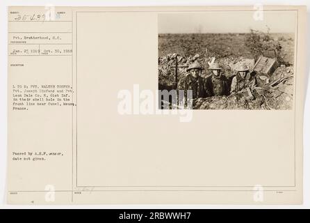 Soldats de Co E, 61st Infantry sont photographiés dans leur trou d'obus sur la ligne de front près de Cunel, Meuse, France pendant la première Guerre mondiale Les soldats identifiés de gauche à droite sont le soldat Walter Toefler, le soldat Joseph Disfans et le soldat Leon Dale. La photographie a été prise à une date inconnue entre le 23 janvier 1919 et le 30 octobre 1918. Il a passé le censeur de l'A.E.F. Banque D'Images