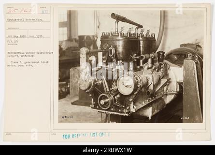 Une photographie prise en mai 1918 montre la Continental Motors Corporation à Detroit, Michigan. L'image représente un moteur de camion gouvernemental de classe B avec un aide-pompe. La photo est étiquetée comme usage officiel uniquement avec le timbre '35163' et P.N. 268. Banque D'Images