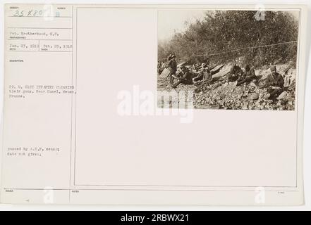 Des soldats de la compagnie M, 61st Infantry, sont vus nettoyer leurs canons près de Cunel, Meuse, France. La photographie a été prise le 29 octobre 1918 et reçue le 23 janvier 1919. La date de censure et les notes supplémentaires ne sont pas fournies. Banque D'Images