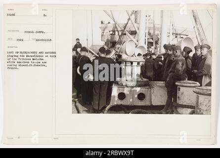 Des bleuets et des Marines jouent au Marselleise sur le pont de la Princesse Matoika alors que les troupes américaines montent à bord du navire à St. Nazaire, France en décembre 1918. Cette photographie, numérotée 35256, a été prise par un photographe de signal corps et fait partie d'une collection connue sous le nom de Veld 1919. Banque D'Images