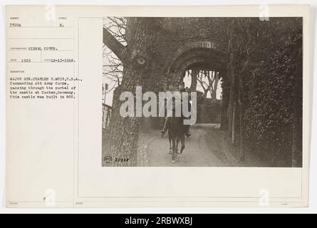 Le major général Charles H. Muir, commandant le 4e corps d'armée, passe par le portail du château de Cochem, en Allemagne. Le château a été construit en 866 et cette photographie a été prise le 10 décembre 1918. L'image fait partie de la collection de photographies des activités militaires américaines pendant la première Guerre mondiale. Banque D'Images