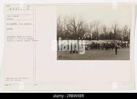 Le président Raymond Poineare est accueilli sur le stand de revue à Colmar, Alsace, France. Cette photographie, prise le 9 décembre 1918 par le soldat Gibbons, a été publiée par le censeur de l'AEF. Il fait partie d'une série de photographies documentant les activités militaires américaines pendant la première Guerre mondiale. Banque D'Images