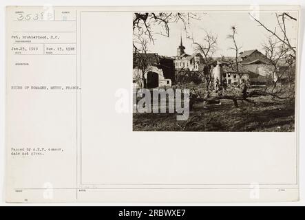 Confrérie de Caroline du Sud photographiant les ruines de Romagne, Meuse, France pendant la première Guerre mondiale. La photographie a été prise le 23 janvier 1919, cependant, la date à laquelle elle a été effacée par la censure n'a pas été donnée. Cette image est numérotée 35383 dans la collection. Banque D'Images