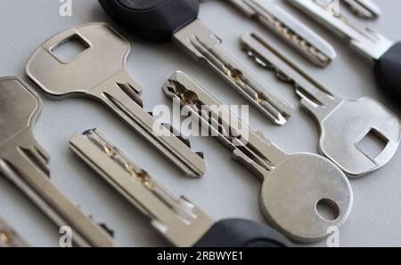 Clés conçues pour verrouiller lame à lame isolée sur blanc Banque D'Images