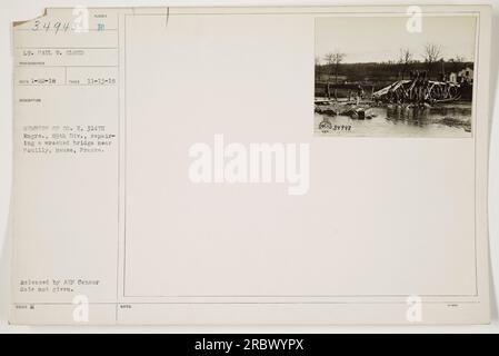 Membres de la compagnie E, 314e Génie, 89e Division, réparant un pont détruit près de Pouilly, Meuse, France. La photographie a été prise le 13 novembre 1918 par le lieutenant Paul W. Cloud. Publié par le censeur AEP sans date spécifiée. Notes : 34948. Banque D'Images