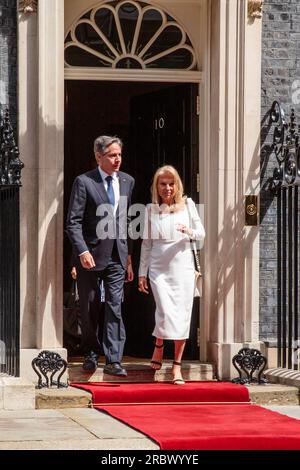 Downing Street, Londres, Royaume-Uni. 10 juillet 2023. Anthony Blinken, secrétaire d'État américain, et Jane Hartley, ambassadrice américaine quittant le numéro 10 après la rencontre du Premier ministre britannique, Rishi Sunak avec le président des États-Unis d'Amérique, Joe Biden, à Downing Street, Londres, Royaume-Uni. Photo par Amanda Rose/Alamy Live News Banque D'Images