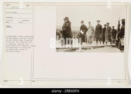 Ambassadeur de France M.Jusserand, général français Leorat, brigadier général Général W.W. Harts, et le contre-amiral Cary T. Grayson sont vus traversant un champ boueux près de Langres, en France. Ils utilisent des duckboards pour assister à l'examen des troupes américaines le jour de Noël. Cette photographie a été prise le 25 décembre 1918. Banque D'Images