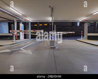 Grandes voies d'entrée et de sortie de parking souterrain avec distributeurs de billets et barrières. Personne. Banque D'Images