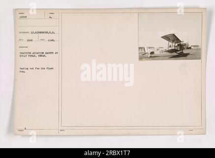 Cadets pendant leur formation en aviation à Kelly Field, Texas. Ce cadet particulier est prêt pour son premier vol. La photographie a été prise en 1918 par le lieutenant Kingsmore, dans le cadre des activités de formation pendant la première Guerre mondiale. Cette image est numérotée 10025 et est décrite comme le symbole A dans la collection. Banque D'Images