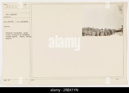 L'image #36529 montre un groupe de prisonniers de guerre russes qui ont été libérés par l'Allemagne et sont vus reprendre leur marche à Etain, Meuse, France. La photographie a été prise le 18 novembre 1918 par le sergent McAuley, un photographe associé à l'armée américaine pendant la première Guerre mondiale. Cette légende fournit des détails factuels sur l'image et son contexte. Banque D'Images