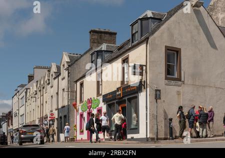 Portree, île de Skye, Écosse, Royaume-Uni. 5 juin 2023. Les gens font la queue devant un café du centre-ville. Banque D'Images