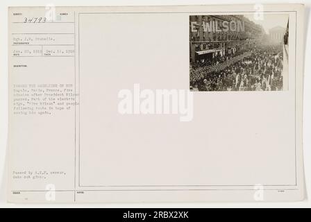 Sergent J.W. Grunelle a capturé une image le 14 décembre 1918, à Paris, en France, quelques instants après le passage du président Wilson. La photographie montre une vue de la rue Royale, avec des gens qui suivent avec impatience la route dans l'espoir d'attraper un autre aperçu du président. La photo a été approuvée par le censeur de l'A.E.P. bien que la date exacte soit inconnue. Banque D'Images